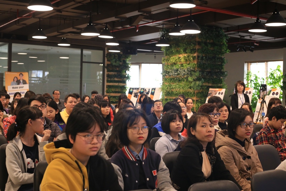 Học bổng học thuật và hỗ trợ tài chính từ các trường ĐH Mỹ có gì khác nhau? - 1 Các bạn học sinh và phụ huynh chăm chú lắng nghe thông tin.