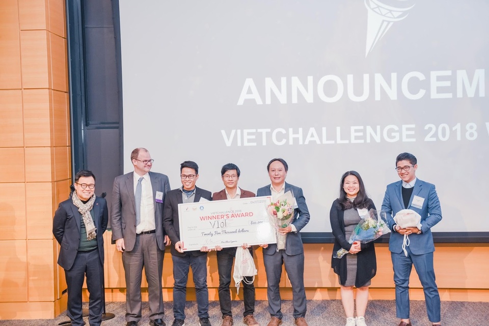 Quán quân Đường lên đỉnh Olympia 2005 chiến thắng cuộc thi khởi nghiệp VietChallenge - 5 3 chàng trai đến từ đội VIoT giành ngôi vị quán quân VietChallenge. Lê Vũ Hoàng (áo vest đỏ, người sáng lập và giám đốc công nghệ công ty VIoT) là Quán quân Đường lên đỉnh Olympia năm 2005.