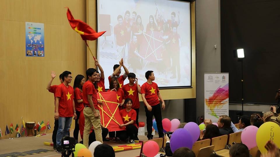 Du học sinh Việt giới thiệu áo dài ở ngày hội văn hóa quốc tế tại Ba Lan - 2 Du học sinh Việt giới thiệu áo dài ở ngày hội văn hóa quốc tế tại Ba Lan - 2