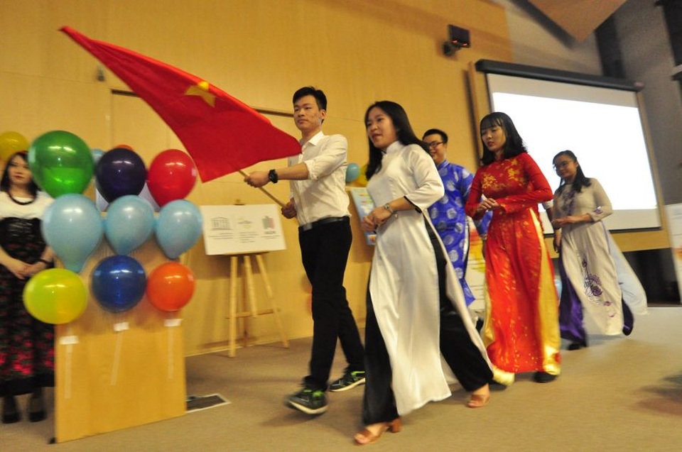 Du học sinh Việt giới thiệu áo dài ở ngày hội văn hóa quốc tế tại Ba Lan - 3 Du học sinh Việt giới thiệu áo dài ở ngày hội văn hóa quốc tế tại Ba Lan - 3