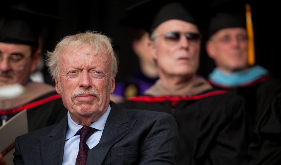 Điểm danh 10 trường ĐH sản sinh ra nhiều tỷ phú thế giới nhất hiện nay - 9 Phil Knight, đồng sáng lập kiêm Chủ tịch danh dự của Nike, tốt nghiệp năm 1962. (Ảnh: gsb.stanford.edu)