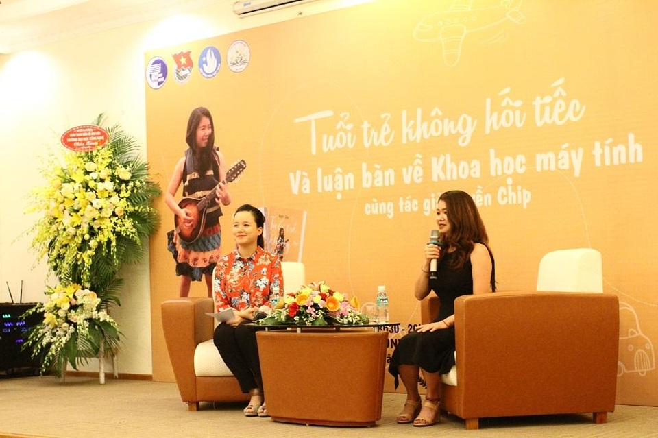 Nữ thạc sĩ Việt tại ĐH Stanford bàn về hiện tượng “trẻ em cao tuổi” - 1
Nữ diễn giả Nguyễn Thị Khánh Huyền (Huyền Chip - váy đen) trong buổi giao lưu.