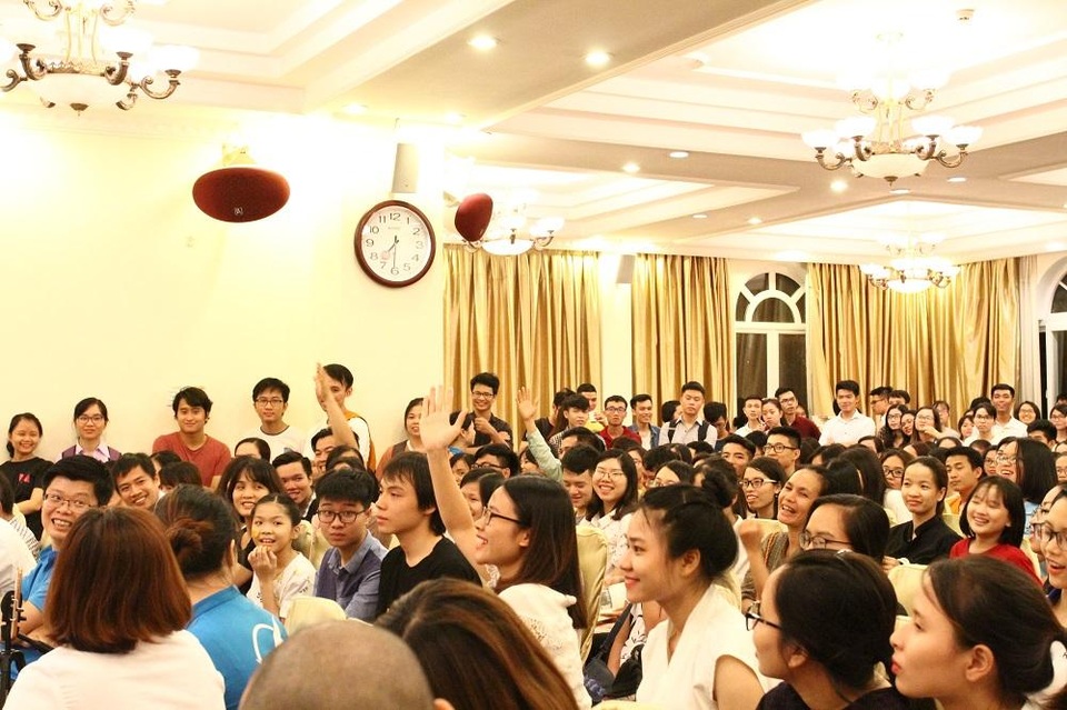 Nữ thạc sĩ Việt tại ĐH Stanford bàn về hiện tượng “trẻ em cao tuổi” - 3 Khán giả hào hứng đặt câu hỏi cho Huyền Chip.