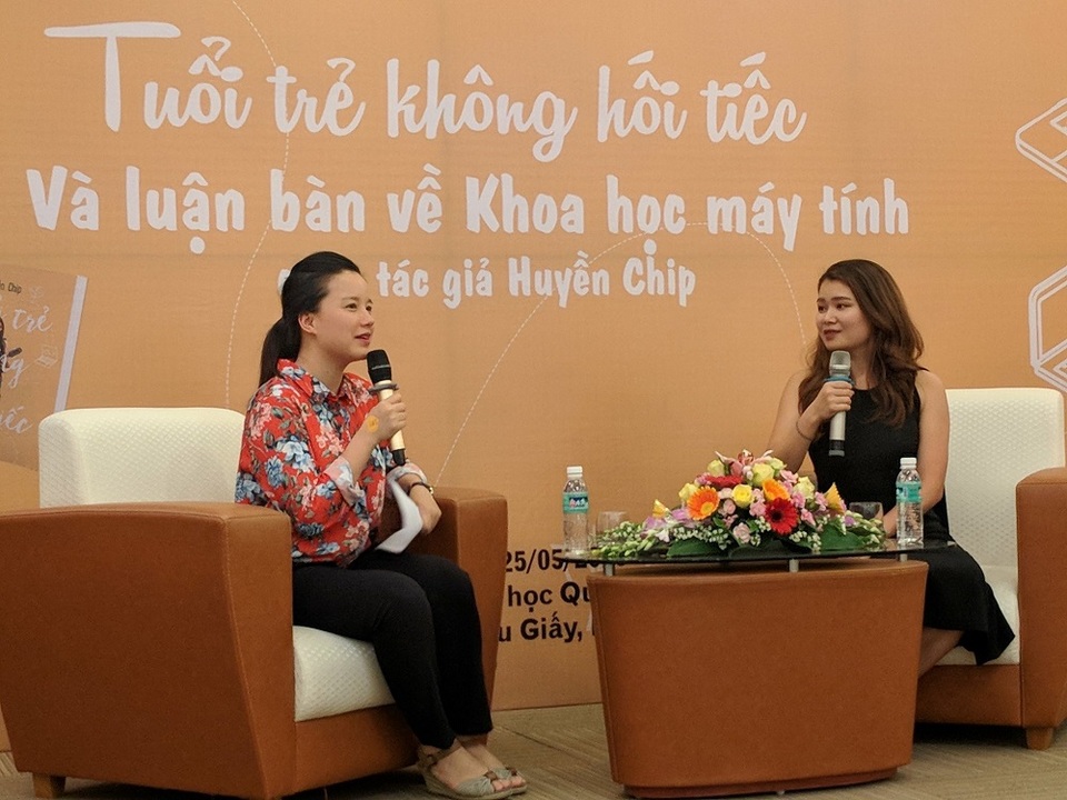 Huyền Chip nói về bất bình đẳng giới trong ngành khoa học máy tính - 1 Nữ thạc sĩ Việt tại ĐH Stanford Nguyễn Thị Khánh Huyền (Huyền Chip - váy đen) trong buổi giao lưu.