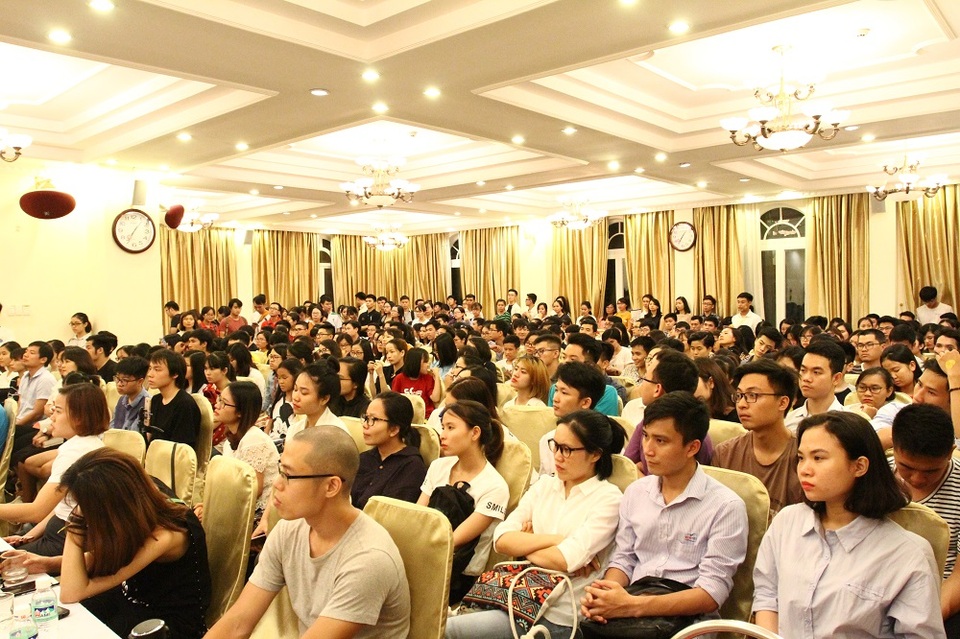 Huyền Chip nói về bất bình đẳng giới trong ngành khoa học máy tính - 2 Gần 300 bạn trẻ đến tham dự buổi giao lưu.