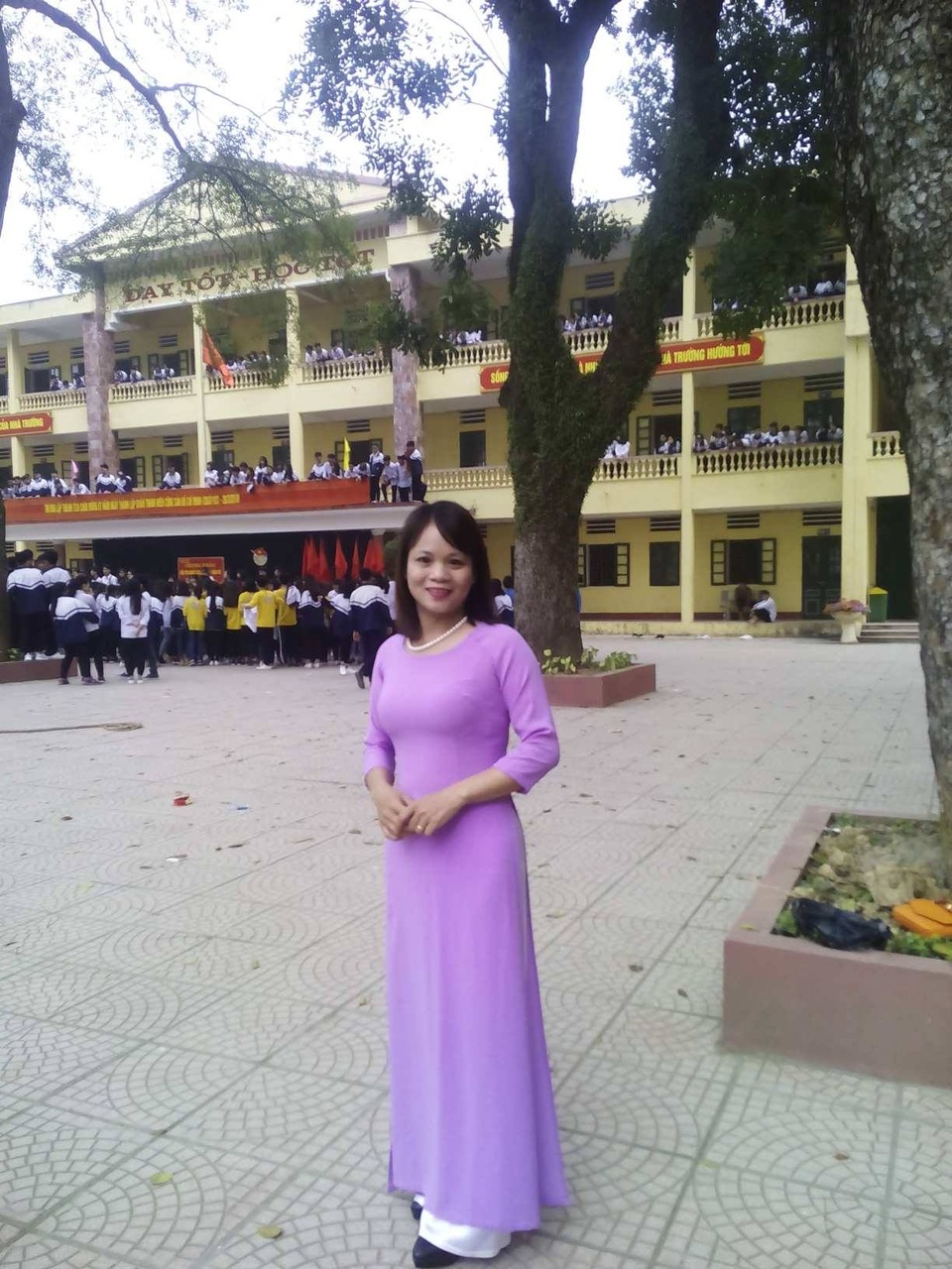 Nhiều trăn trở mong Bộ trưởng Phùng Xuân Nhạ giải đáp? - 2 Là một giáo viên THPT, cô Lan Hương mong muốn việc đổi mới về thi cử đi vào ổn định, có thêm những tiết học về kĩ năng sống và hướng nghiệp nghề cho học sinh cấp 3.