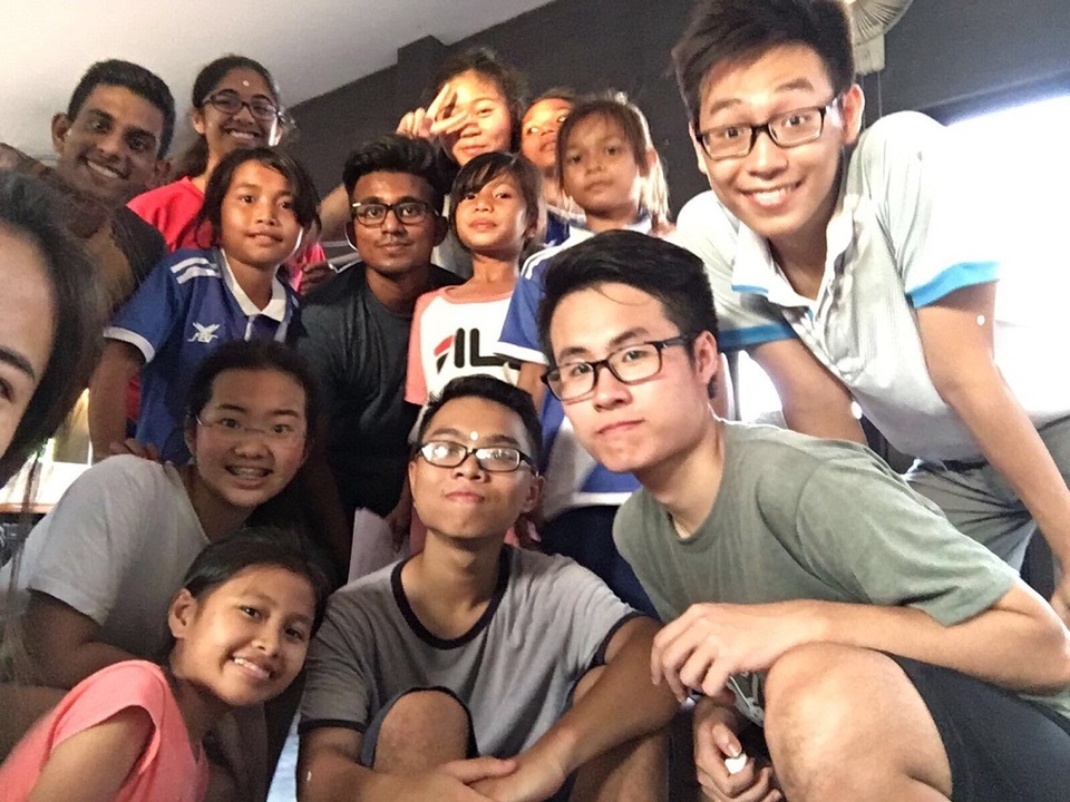 Nam du học sinh Việt sở hữu thành tích đáng nể tại Singapore - 2 Nam Hiếu (áo xám ở giữa) trong chuyến đi tình nguyện tại Campuchia năm 2017.