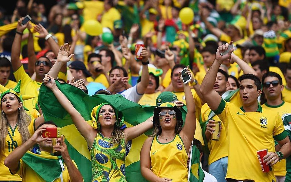 5 điểm đến du học cực lý tưởng cho người "nghiện" môn thể thao vua - 1 Fan của Brazil cuồng nhiệt cổ vũ tại World Cup.