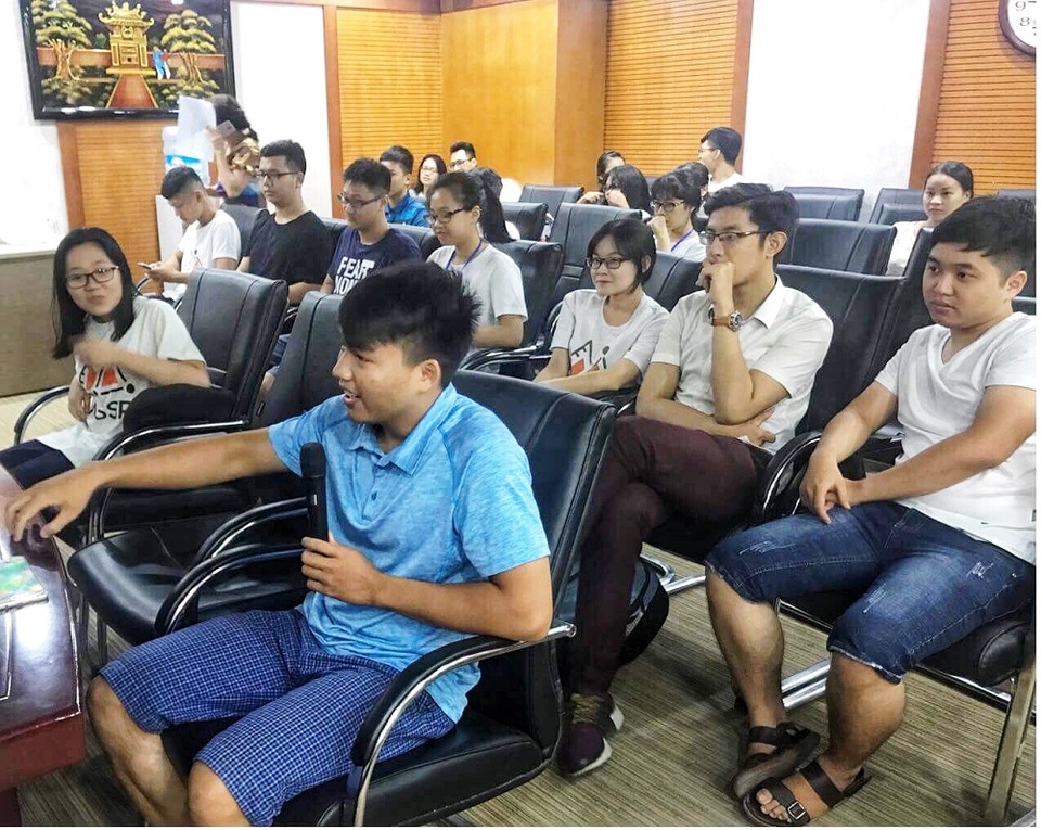 Sinh viên Việt tại Viện công nghệ số 1 thế giới tổ chức trại hè Toán ở quê nhà - 3 Người tham dự đặt câu hỏi cho các nhóm học sinh thuyết trình.