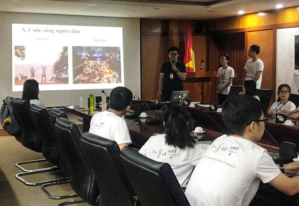 Trại hè Toán học và Khoa học 2018: “Nóng hổi” các dự án về môi trường - 3 Phần thuyết trình dự án “Làm sạch Hồ Gươm” tại trại hè Toán học và Khoa học 2018.