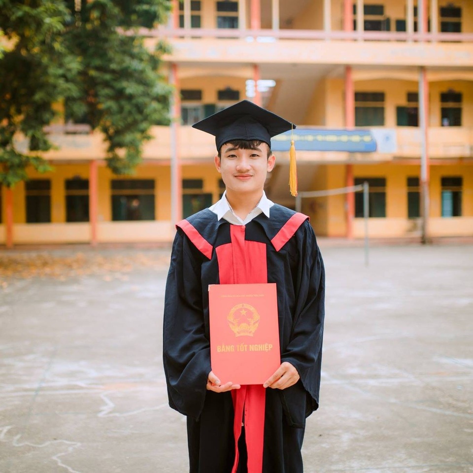 Nam sinh đạt 9,75 điểm Văn: “Lướt mạng mỗi ngày, lấy chất liệu thời sự vào bài thi” - 3 Cách giải quyết vấn đề trong bài thi Văn của San gây ấn tượng sâu sắc cho giám khảo chấm thi.