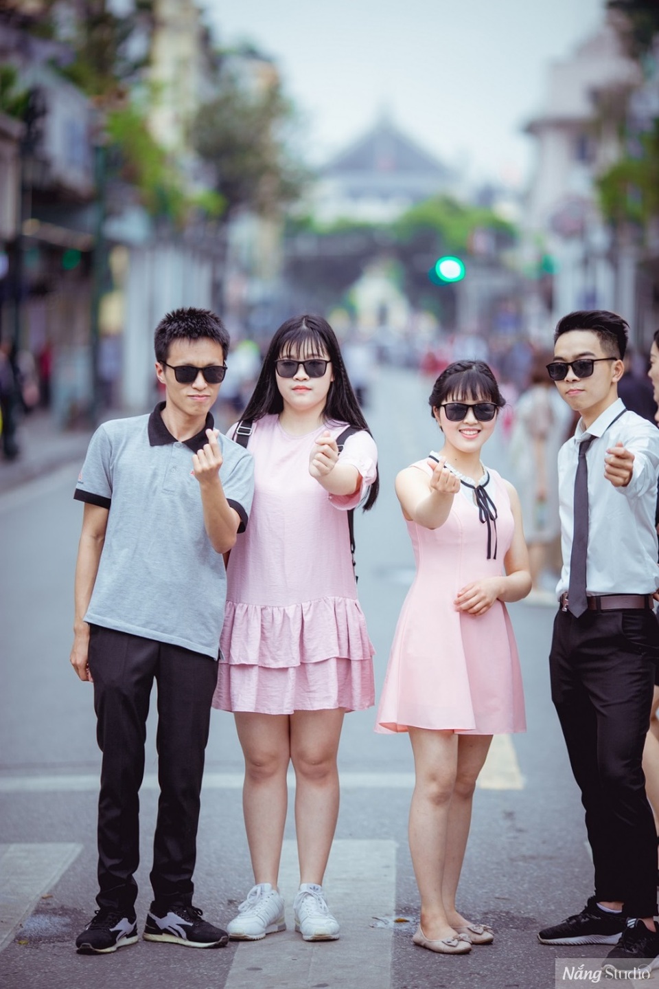 Thủ khoa khối A toàn quốc Vương Xuân Hoàng: “Không ngủ quên trên chiến thắng” - 2
Vương Xuân Hoàng (ngoài cùng bên trái) và các bạn.