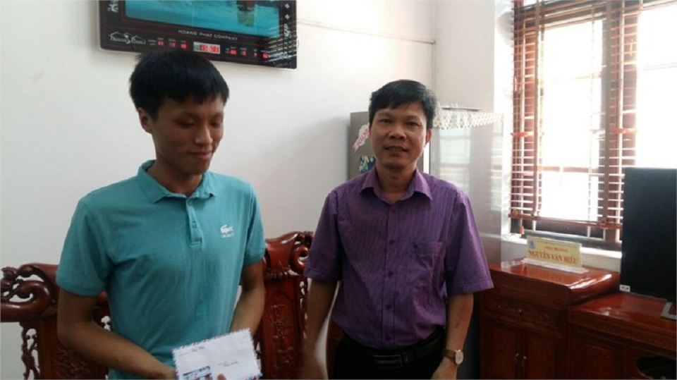 Thủ khoa khối A toàn quốc Vương Xuân Hoàng: “Không ngủ quên trên chiến thắng” - 3 Vương Xuân Hoàng chụp ảnh cùng thầy Nguyễn Văn Hiếu - Hiệu trưởng trường THPT Thuận Thành 1, Bắc Ninh.