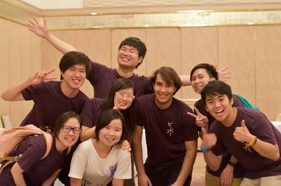 Đằng sau quyết định nghỉ học một năm của nữ sinh Việt tại ĐH Princeton danh tiếng - 2 Thùy Linh (hàng đầu ngoài cùng bên trái) và các bạn tại Mĩ.