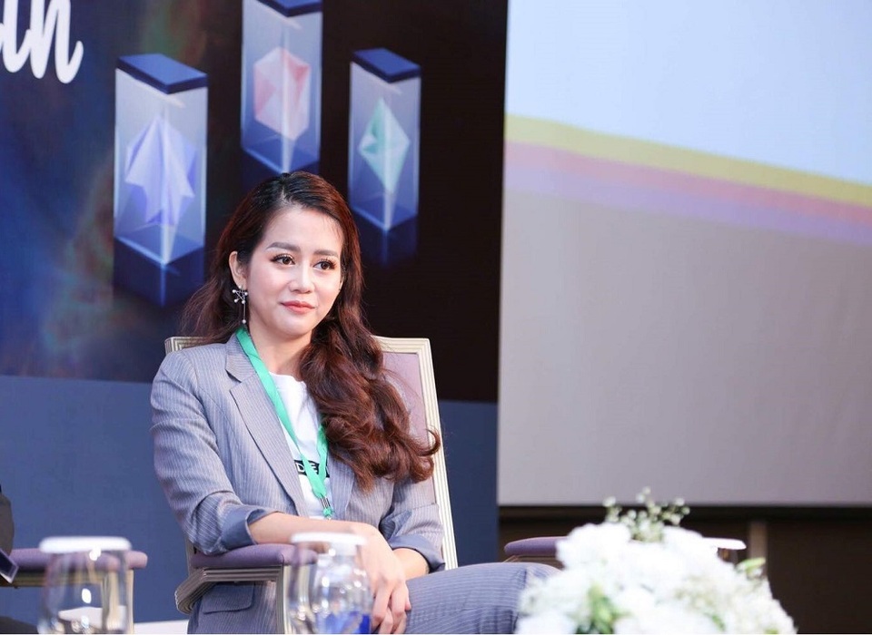 Nữ vlogger An Nguy giải thích lí do sống "khép mình" sau khi du học về nước - 1 Nữ vlogger An Nguy trong buổi hội thảo.