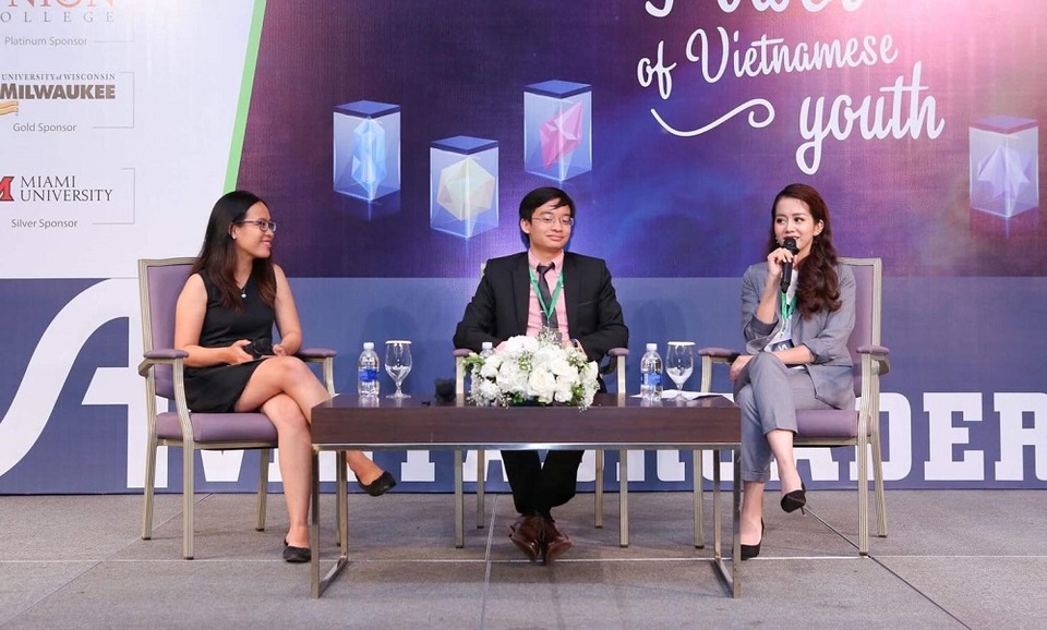 Nữ vlogger An Nguy giải thích lí do sống "khép mình" sau khi du học về nước - 2 Thiên An (ngoài cùng bên trái) thoải mái chia sẻ câu chuyện của bản thân cho mọi người.