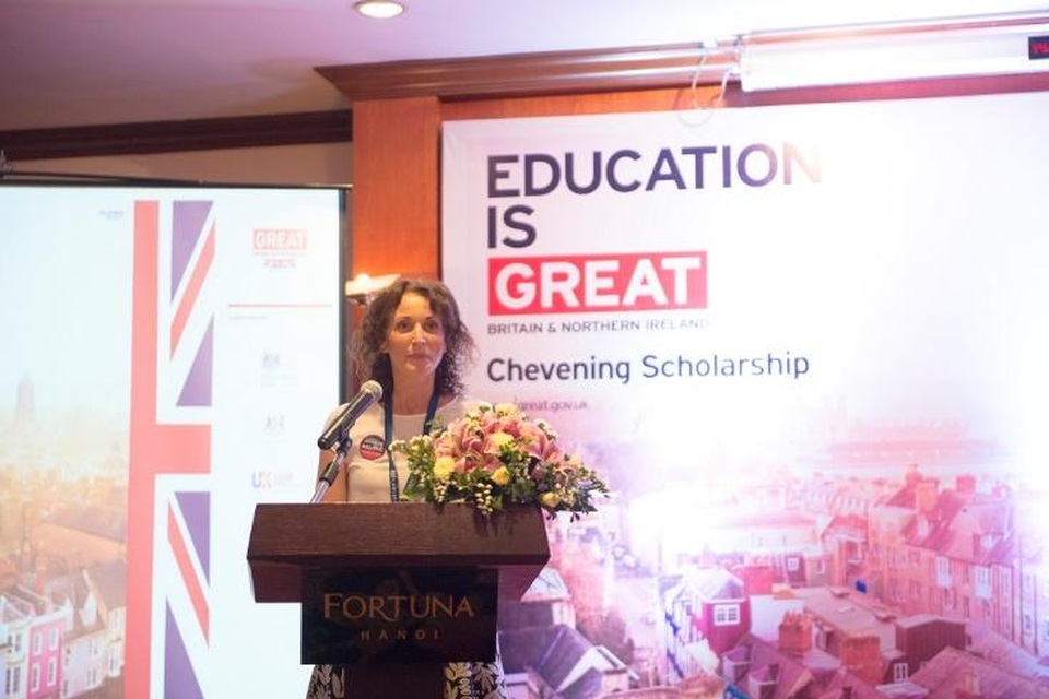 Cựu sinh viên học bổng Chevening chia sẻ kinh nghiệm du học bậc Thạc sĩ - 1 Bí thư thứ nhất của ĐSQ Anh tại Việt Nam Anna Pearson chia sẻ về chương trình học tập giáo dục tại Anh.
