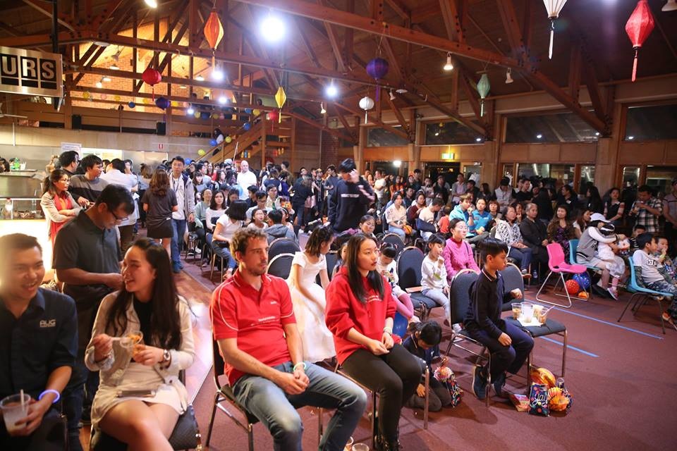 Hơn 200 người tham dự trong đó có nhiều bạn bè quốc tế đều có ấn tượng khó quên sau đêm hội.