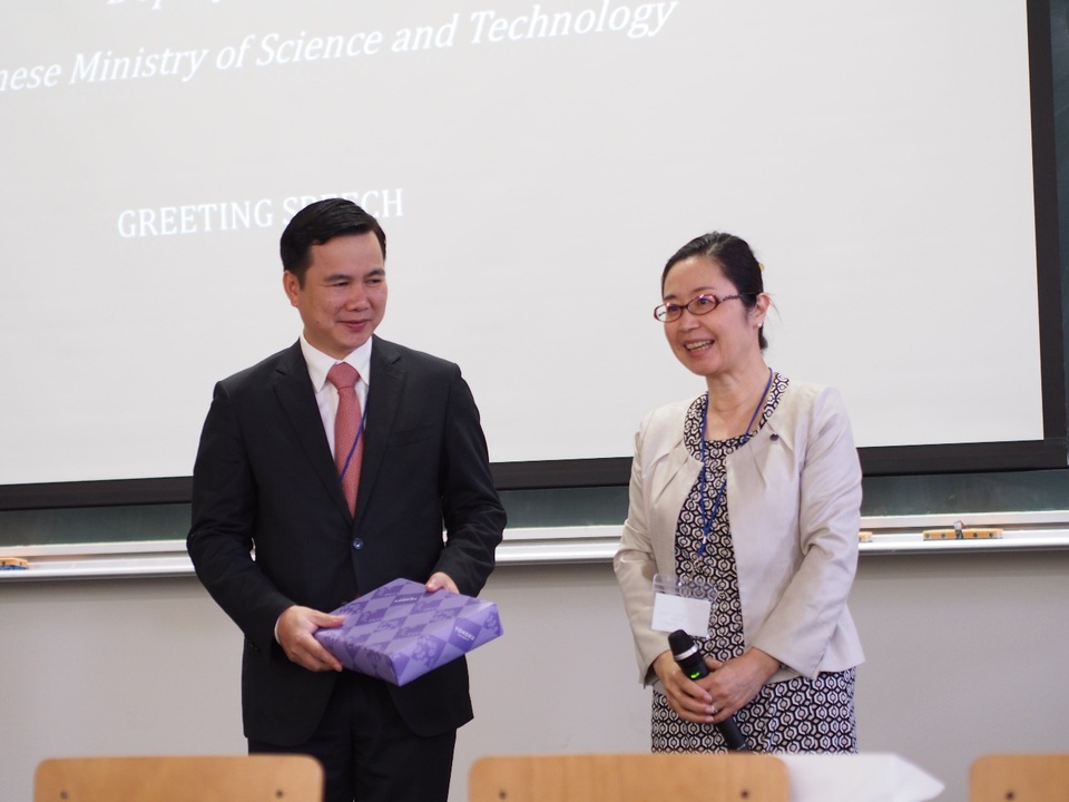 Hơn 110 nhà khoa học góp mặt tại Hội nghị Giao lưu khoa học Việt - Nhật lần thứ 11 - 3 GS. Noriko Osumi - - Phó hiệu trưởng Trường ĐH Tohoku trao quà lưu niệm cho Thứ trưởng Bùi Thế Duy (ảnh: Hoàng Chu).