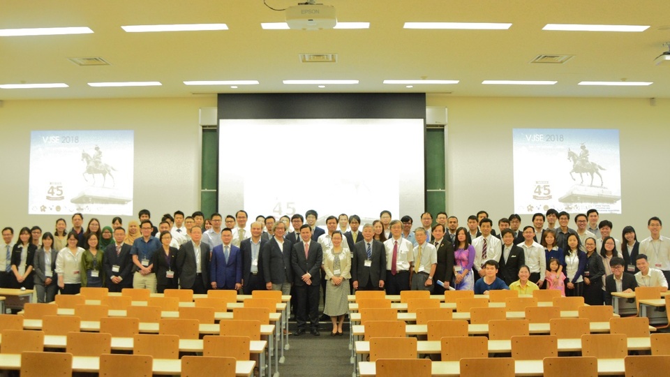Hơn 110 nhà khoa học góp mặt tại Hội nghị Giao lưu khoa học Việt - Nhật lần thứ 11 - 5 Khách mời, chụp ảnh cùng ban tổ chức hội nghị (ảnh: Văn Quang).