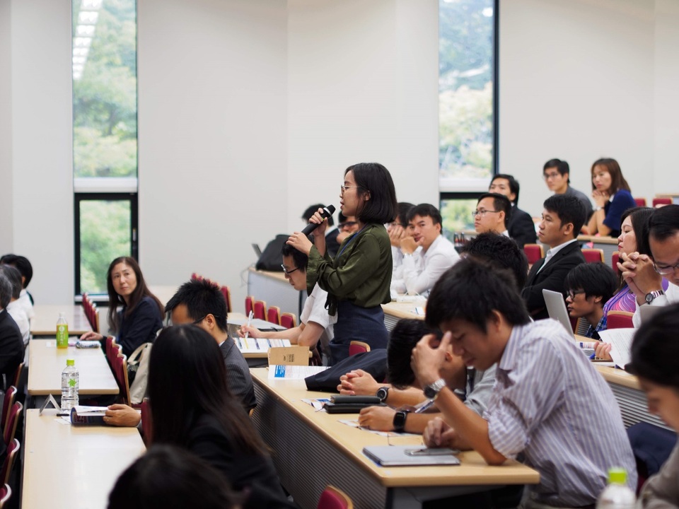 Hơn 110 nhà khoa học góp mặt tại Hội nghị Giao lưu khoa học Việt - Nhật lần thứ 11 - 9 Trần Thị Thu Vân, Đại học Quốc Gia TP HCM đặt câu hỏi tại phiên toàn thể (ảnh: Hoàng Chu).