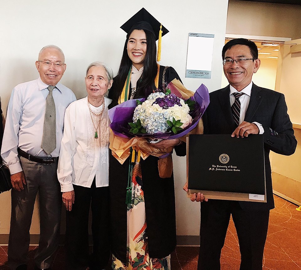 Tốt nghiệp xuất sắc, Hoa khôi DHS Việt được Viện ung thư hàng đầu thế giới giữ lại làm việc - 5 Bố và bà hạnh phúc chia vui cùng Nam Phương trong ngày lễ trọng đại của cô.
