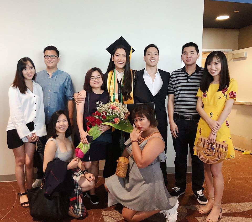 Tốt nghiệp xuất sắc, Hoa khôi DHS Việt được Viện ung thư hàng đầu thế giới giữ lại làm việc - 9 Khoảnh khắc bên bạn bè, người thân rất đáng nhớ của Nam Phương.