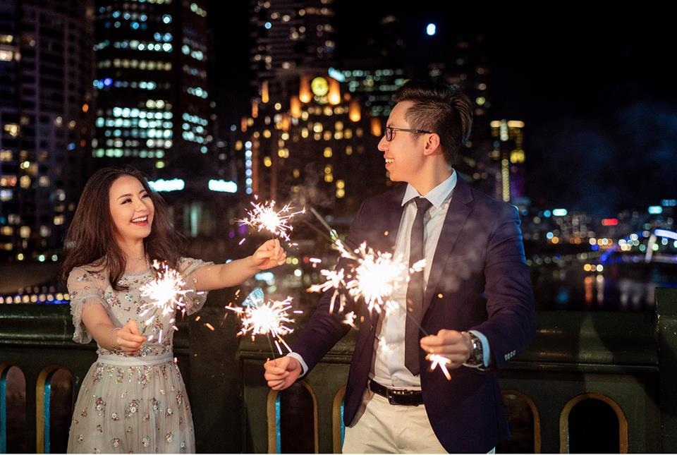 Chuyện tình đôi bạn hàng xóm đi nửa vòng trái đất mới gặp nhau - 1 Thu Trà và Văn Lâm đều sinh ra và lớn lên ở Hà Nội, nhà lại khá gần nhau… nhưng không hề biết nhau.
