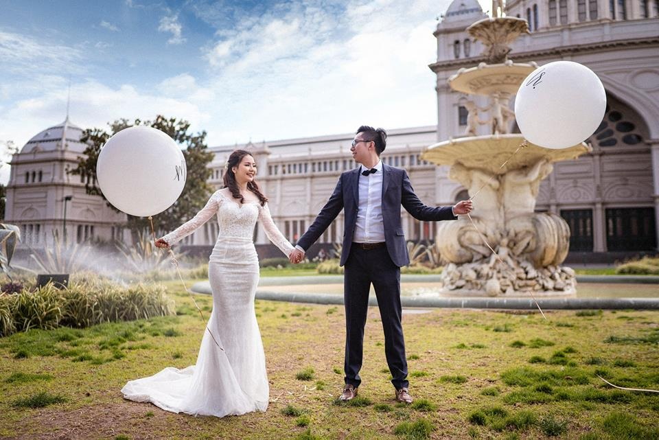 Chuyện tình đôi bạn hàng xóm đi nửa vòng trái đất mới gặp nhau - 14 Ảnh cưới lung linh của cặp trai tài, gái sắc.