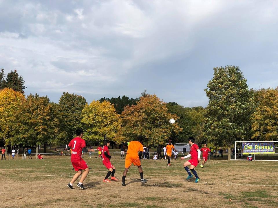 Du học sinh Việt sôi nổi tranh giải bóng đá sinh viên trên đất Pháp - 1 Các du học sinh Việt tranh tài trên sân cỏ cùng đội bạn.