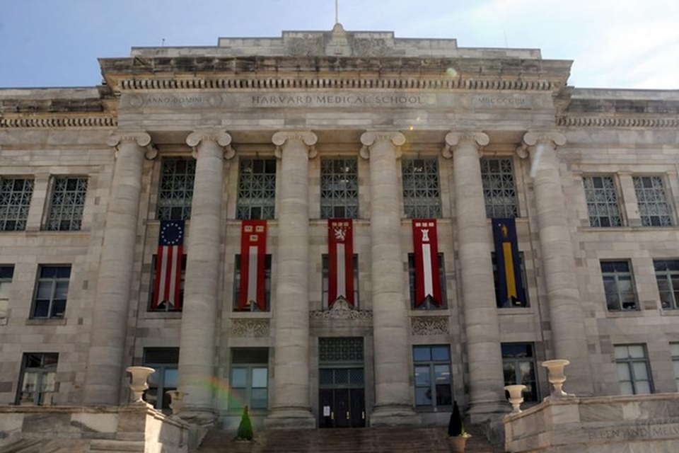 Đại học Y khoa Harvard danh tiếng đào tạo ngành Y thế nào? - 1 Đại học Y Harvard có 9 giải Nobel được trao cho 15 nhà nghiên cứu kể từ khi được thành lập vào năm 1782 (Ảnh: The Crimson).