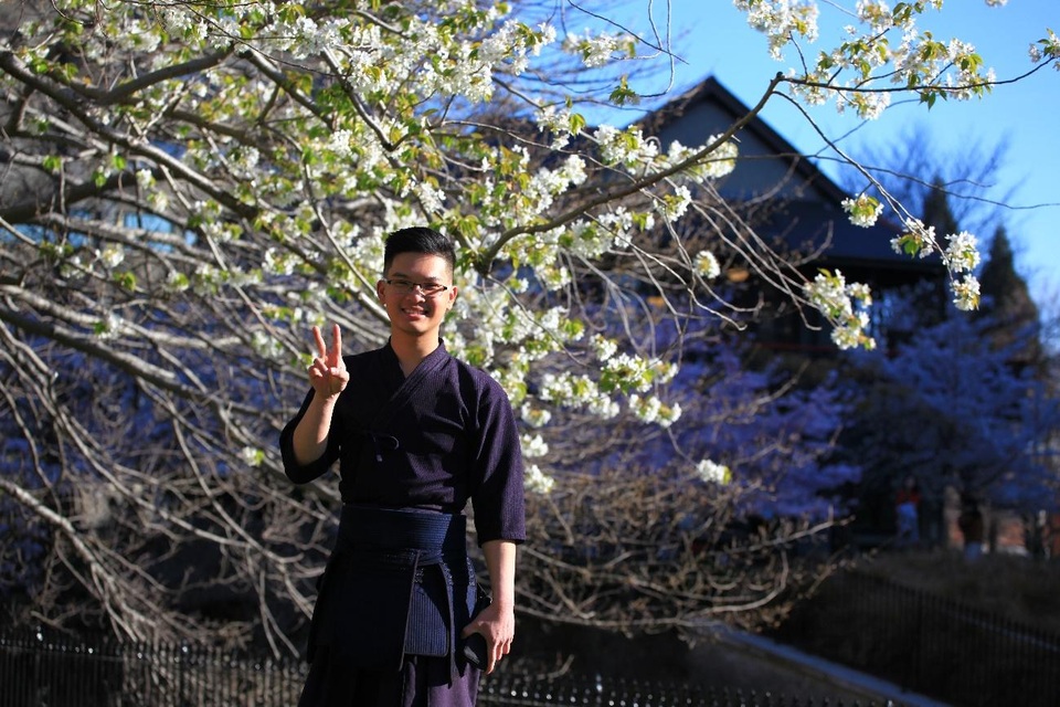 “Thiên đường văn chương” của New Zealand trong mắt du học sinh Việt - 2 Trong lễ hội Hanami ngắm hoa anh đào tại trường ĐH, Lân mặc trang phục chuẩn bị biểu diễn Kendo.