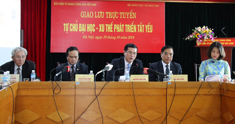 Tự chủ học thuật là khâu yếu nhất của không ít trường đại học? - 1
Các chuyên gia tại buổi giao lưu trực tuyến ngày 25/10 tại Hà Nội.