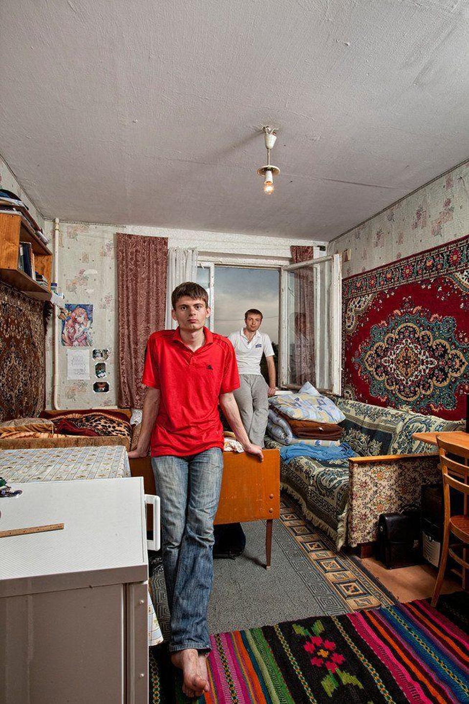 Phòng nghỉ của 2 nam sinh Moldova. Một người theo học Lịch sử và Triết học, một người theo học tiếng Pháp. (Ảnh: Henny Boogert)