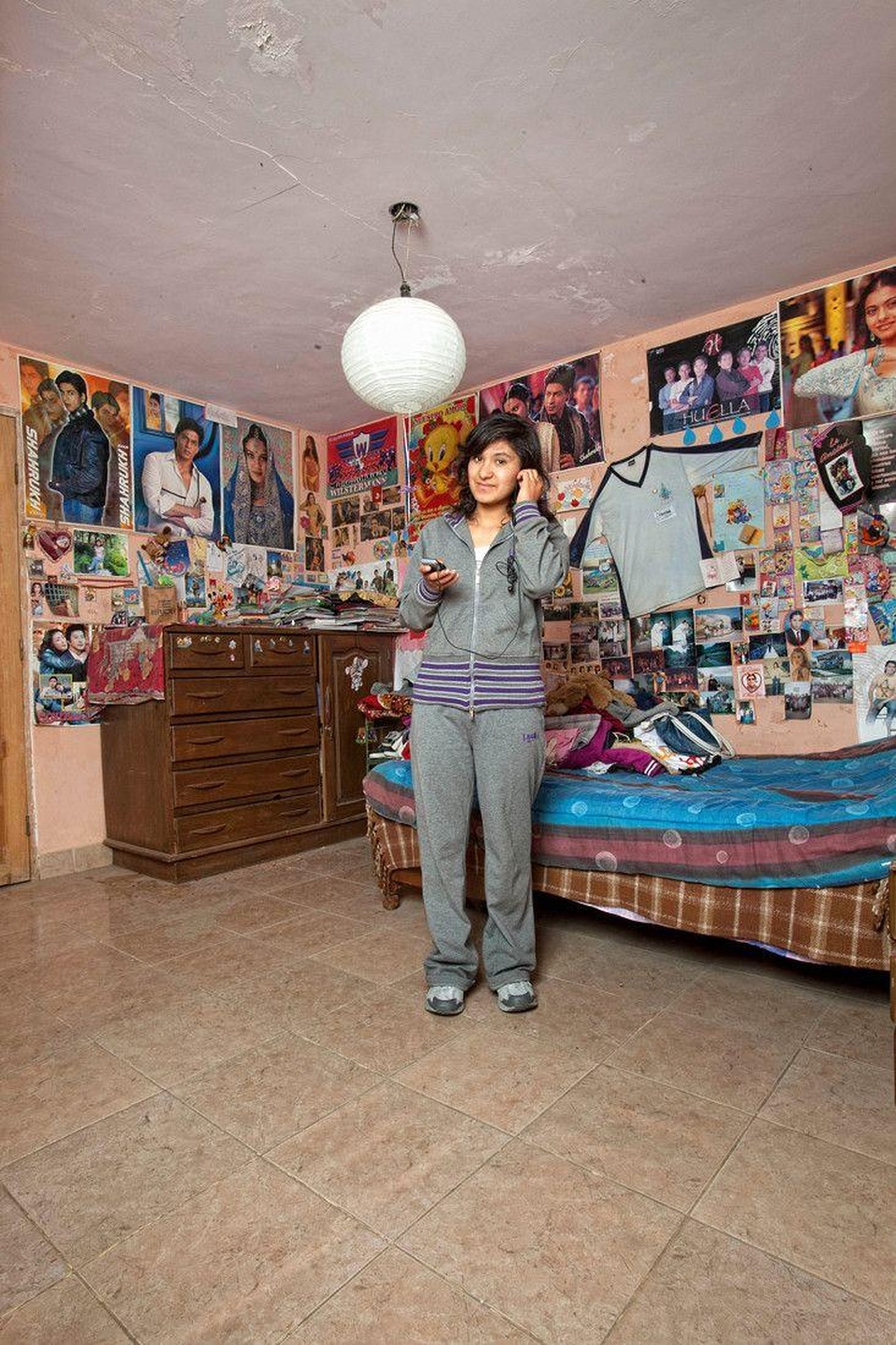 Căn phòng của cô bạn Cinthia, theo học Kế toán tại Bolivia. (Ảnh: Henny Boogert)