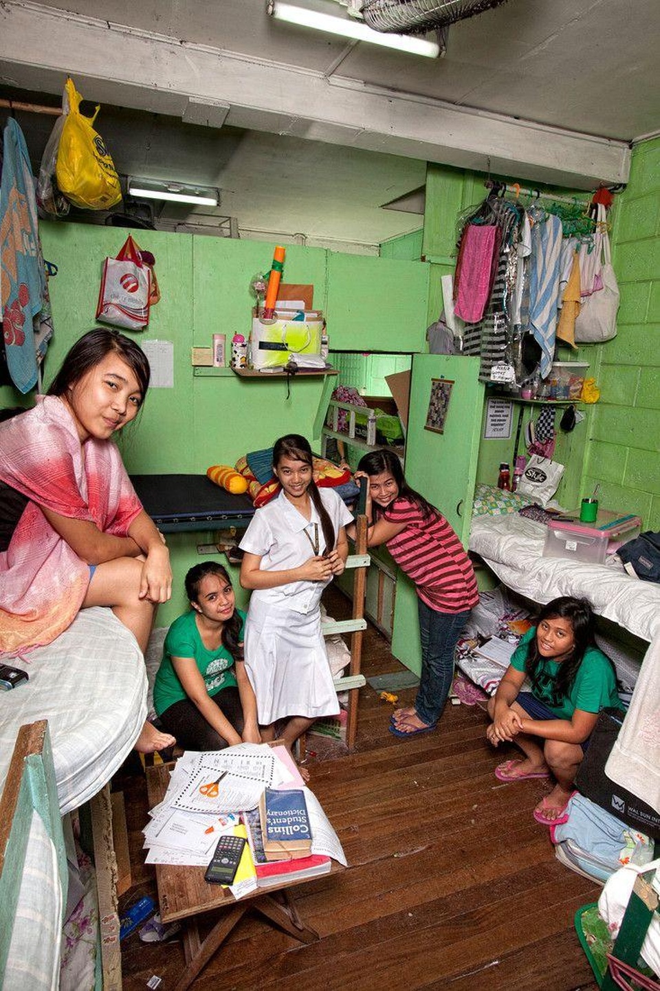 Phòng sinh hoạt của các nữ sinh Philippines. (Ảnh: Henny Boogert)
