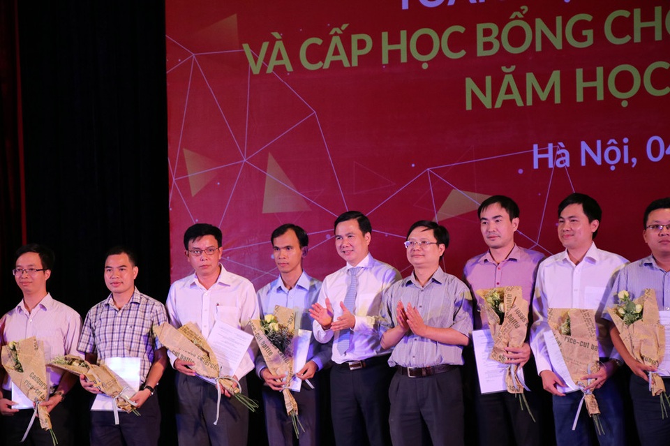 Trao thưởng tới 197 công trình toán học xuất sắc và 483 HS, SV giỏi toán - 2 Thứ trưởng Bộ KH-CN Bùi Thế Duy (áo trắng, giữa) trao giải cho các tác giả đạt công trình Toán học xuất sắc năm 2017-2018.
