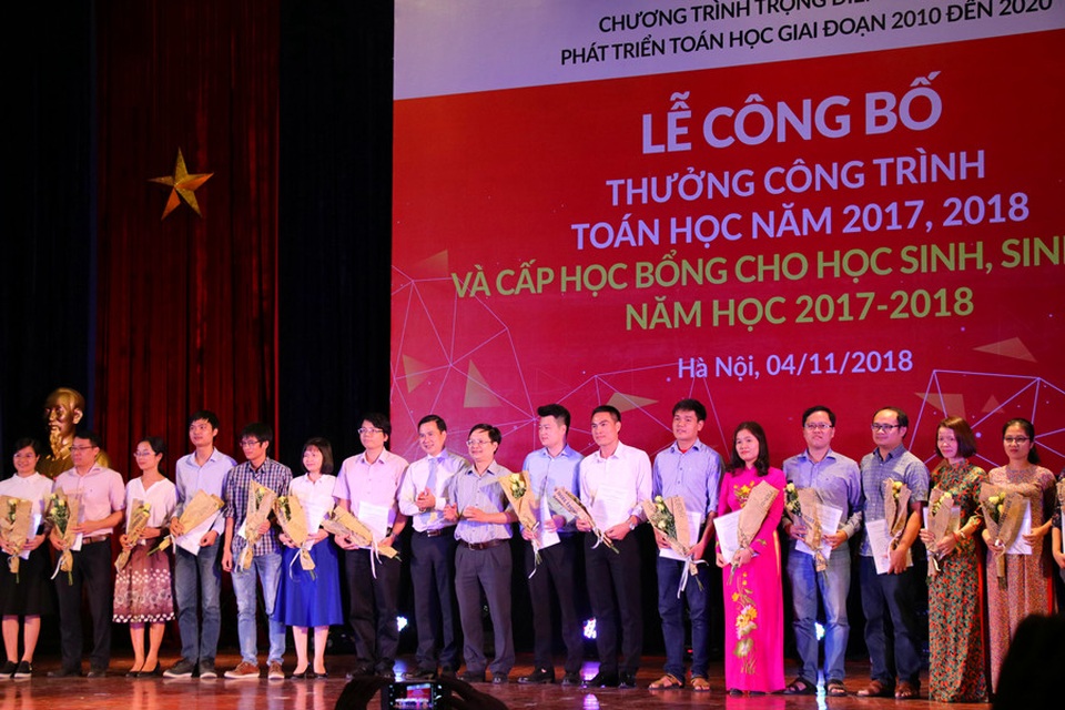 Trao thưởng tới 197 công trình toán học xuất sắc và 483 HS, SV giỏi toán - 3 Có tổng cộng 197 công trình toán học được trao giải trong hai năm 2017 và 2018.