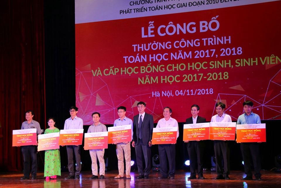 Trao thưởng tới 197 công trình toán học xuất sắc và 483 HS, SV giỏi toán - 5 Đại diện các trường THPT chuyên có học sinh giành học bổng nhận học bổng.