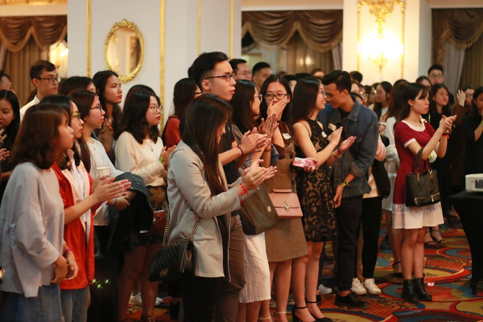 Bạn trẻ thể hiện mình trong sơ yếu lý lịch: “Tốt gỗ" thôi chưa đủ? - 2 300 ứng viên có CV phù hợp nhất ở vòng 1 cuộc thi Ứng viên tài năng đã có cơ hội gặp gỡ trực tiếp hơn 15 doanh nghiệp tầm cỡ trong nhiều lĩnh vực.
