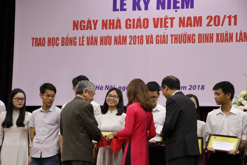 Trao học bổng Lê Văn Hưu và giải thưởng Đinh Xuân Lâm cho SV Sử học xuất sắc - 2 Các sinh viên xuất sắc ngành sử học nhận học bổng Lê Văn Hưu năm học 2017 - 2018.