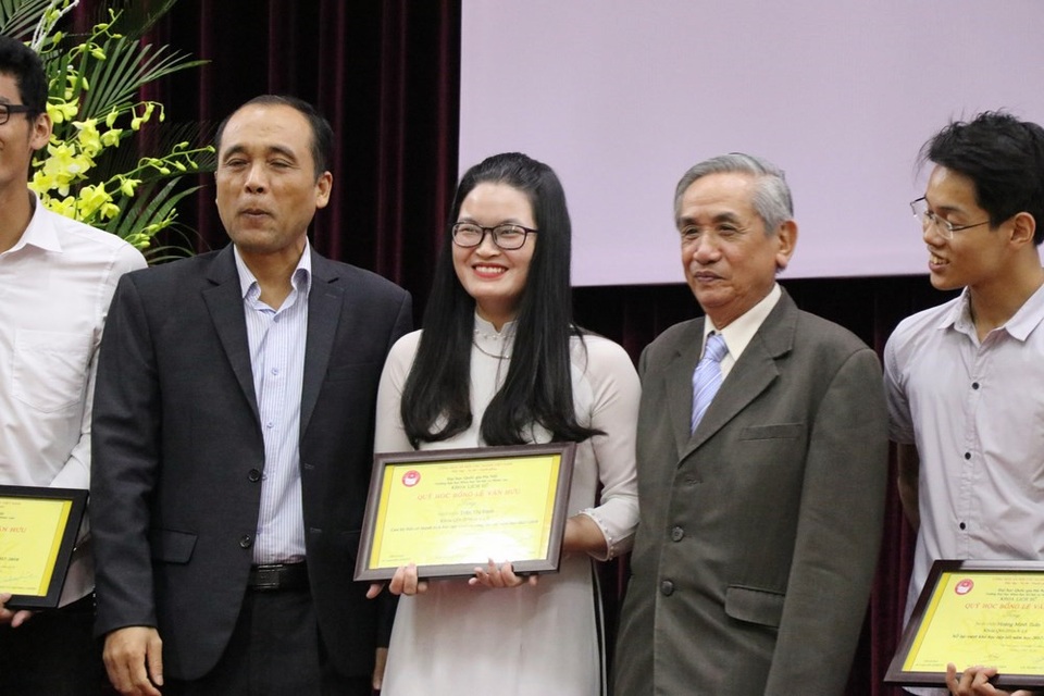 Trao học bổng Lê Văn Hưu và giải thưởng Đinh Xuân Lâm cho SV Sử học xuất sắc - 4 Nụ cười rạng rỡ của nữ sinh giành học bổng.