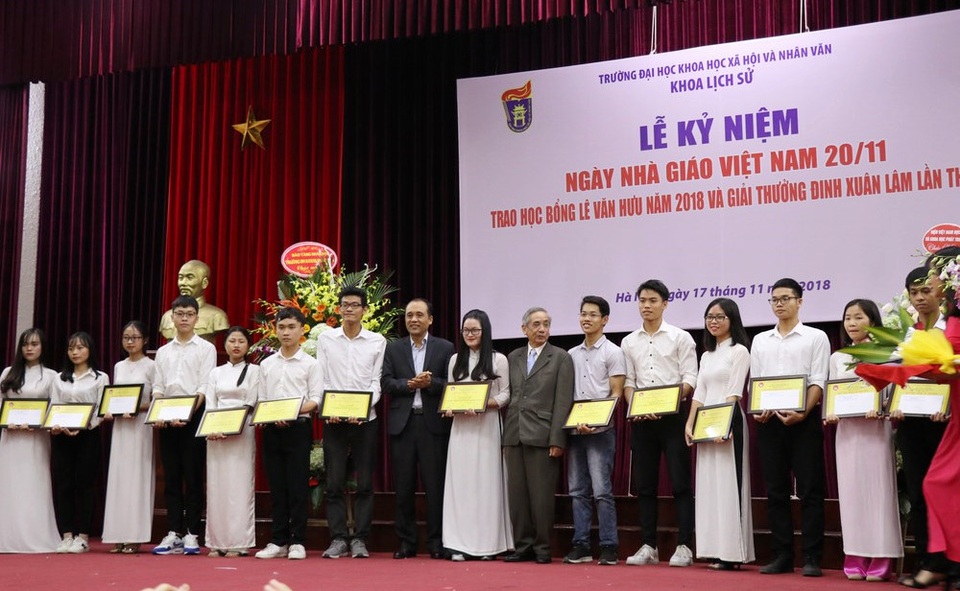 Trao học bổng Lê Văn Hưu và giải thưởng Đinh Xuân Lâm cho SV Sử học xuất sắc - 5 15 suất học bổng Lê Văn Hưu trị giá mỗi suất 1.500.000 VNĐ đã được trao cho các sinh viên có kết quả học tập xuất sắc/ giỏi.