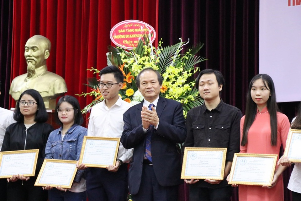 Trao học bổng Lê Văn Hưu và giải thưởng Đinh Xuân Lâm cho SV Sử học xuất sắc - 6 Trao học bổng Lê Văn Hưu và giải thưởng Đinh Xuân Lâm cho SV Sử học xuất sắc - 6