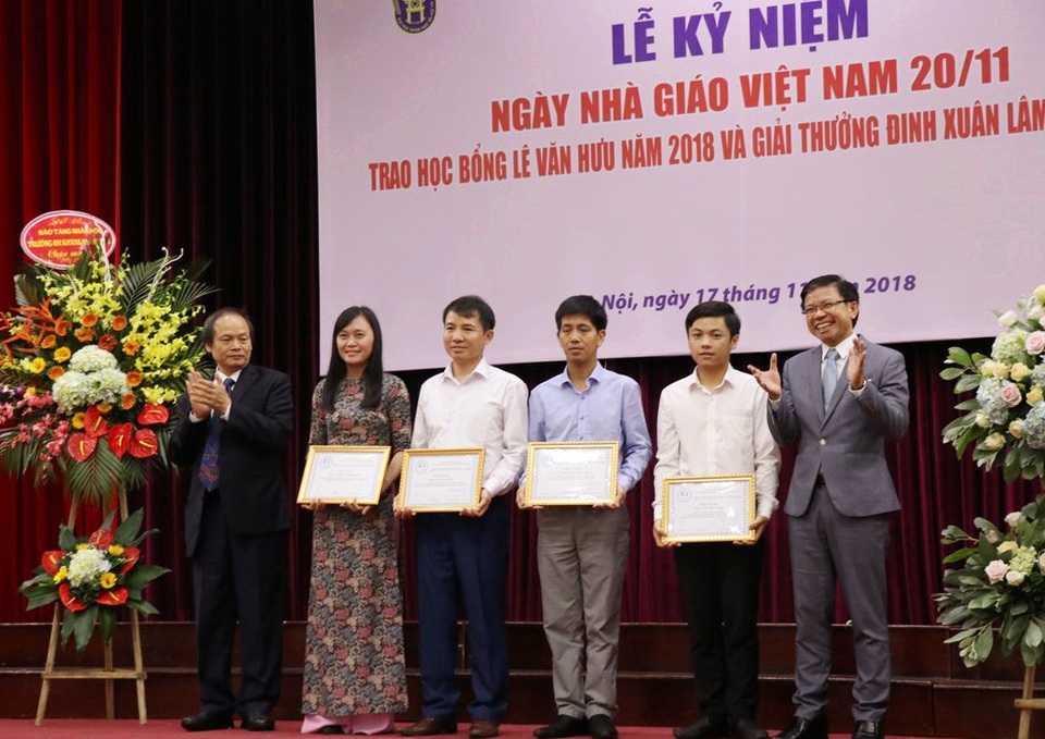 Trao học bổng Lê Văn Hưu và giải thưởng Đinh Xuân Lâm cho SV Sử học xuất sắc - 7 4 học viên cao học nhận giải thưởng Đinh Xuân Lâm lần thứ 2.