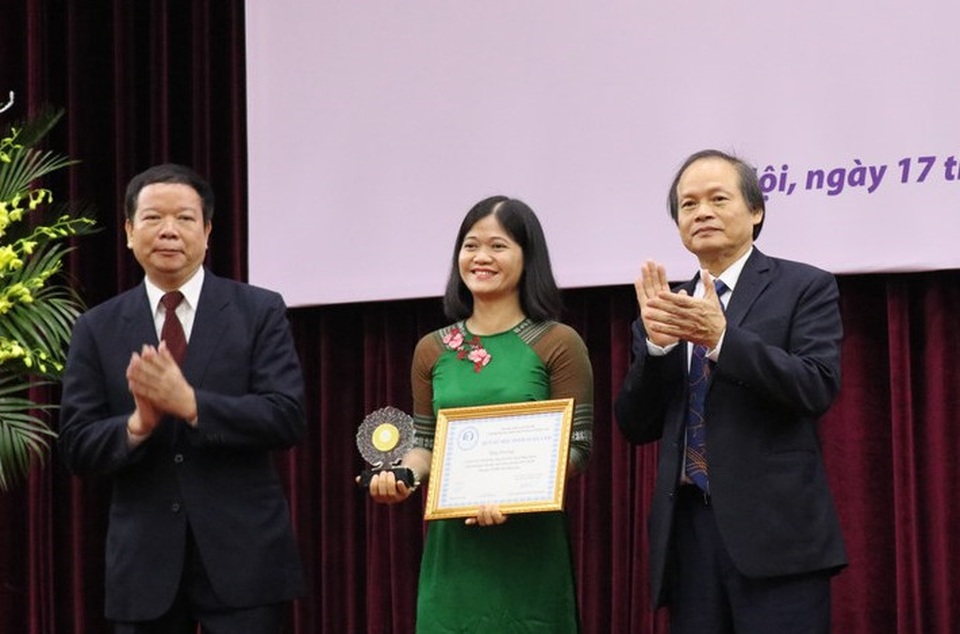 Trao học bổng Lê Văn Hưu và giải thưởng Đinh Xuân Lâm cho SV Sử học xuất sắc - 9 Tác giả Đỗ Thị Thùy Lan (giữa) nhận giải thưởng Đinh Xuân Lâm cho công trình nghiên cứu khoa học xuất sắc.