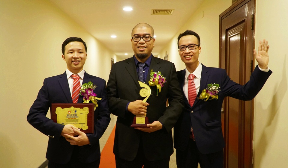 Giải Ba Nhân tài Đất Việt 2018: “Tự hào là nền tảng kết hợp công nghệ và đồ chơi đầu tiên ở châu Á” - 2 Ba thành viên của nhóm hân hoan khi nhận được cúp giải Ba Nhân tài đất Việt 2018.