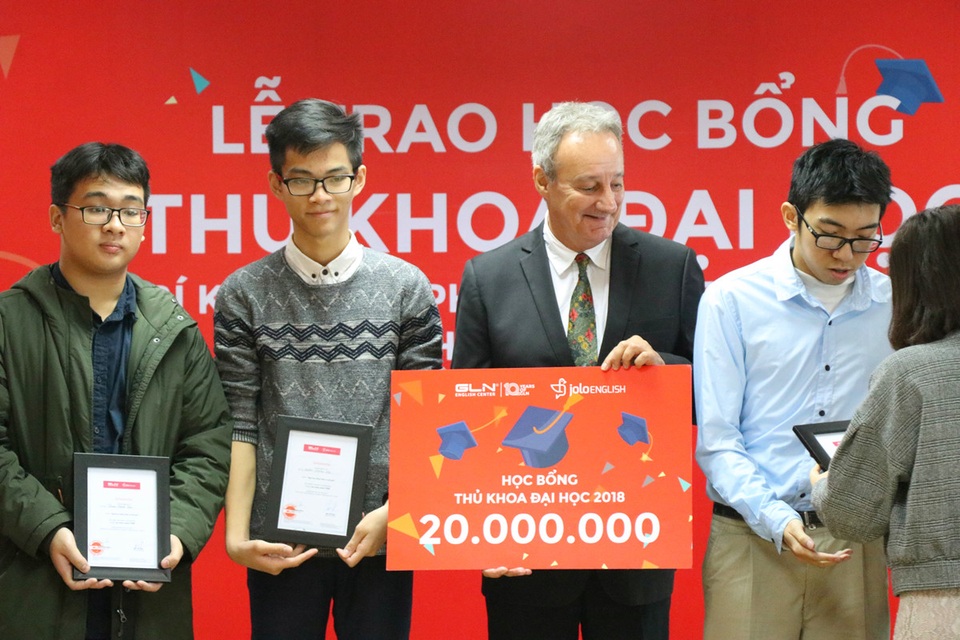 Trao học bổng toàn phần tiếng Anh cho Thủ khoa Đại học năm 2018 - 2 Mỗi thủ khoa được nhận học bổng trị giá 20 triệu đồng.