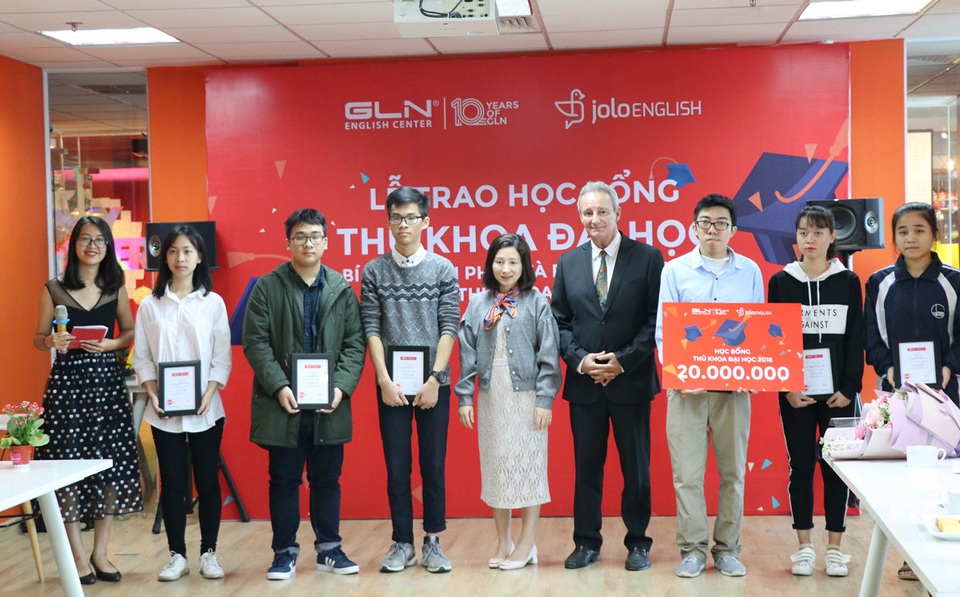 Trao học bổng toàn phần tiếng Anh cho Thủ khoa Đại học năm 2018 - 3 7 thủ khoa của các trường đại học trên địa bàn Hà Nội vinh dự nhận học bổng.