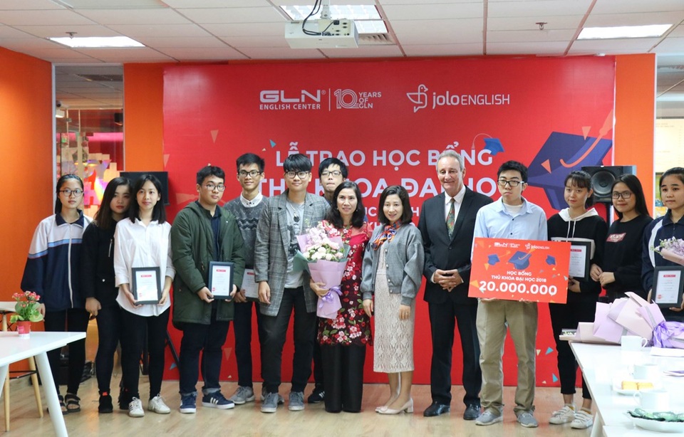 Trao học bổng toàn phần tiếng Anh cho Thủ khoa Đại học năm 2018 - 4 Trao học bổng toàn phần tiếng Anh cho Thủ khoa Đại học năm 2018 - 4